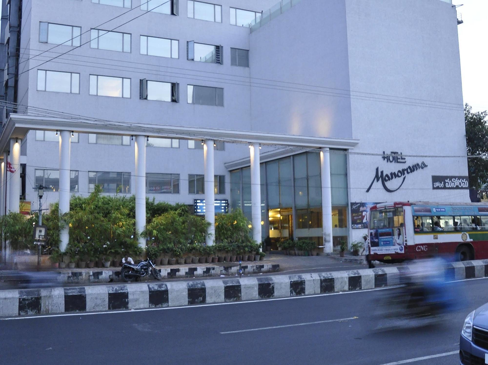 Hotel Manorama Vijayawāda Exteriör bild